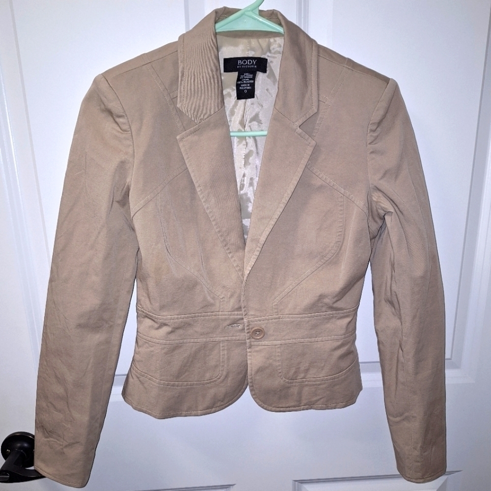 A Body by Victoria ladies Blazer in a size 0. Pre-loved and in great condition.